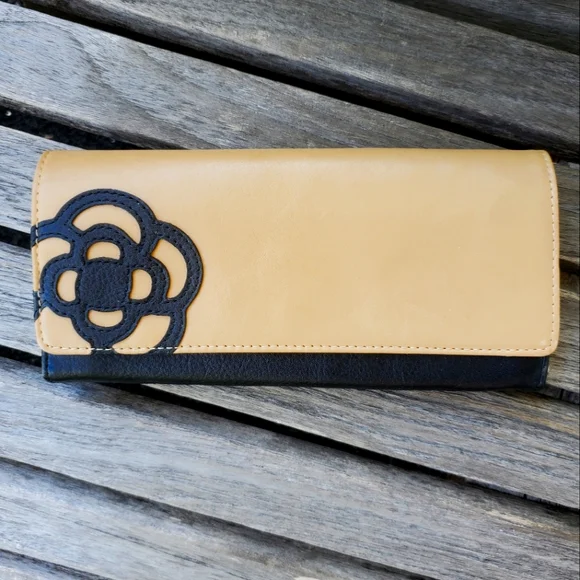 Clathas wallet Leather Beige/Black NWOT Quiet Luxery - Picture 1 of 8